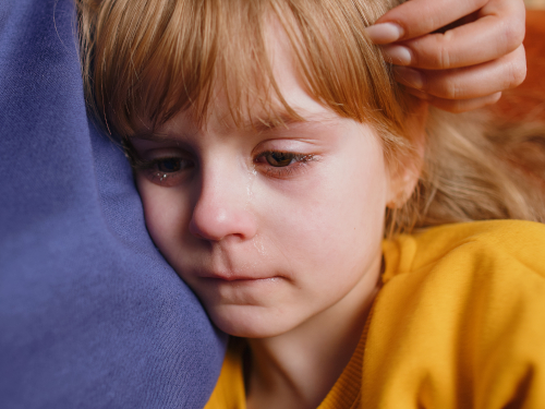 Bindungshunger – Wenn Kinder straucheln - Foto AdobeStock © Andrii Iemelianenko