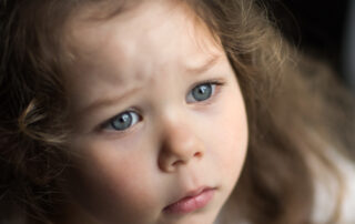 Stefan schlägt, Lisa kann nicht spielen1 - Foto iStock © Uliana Petrosian