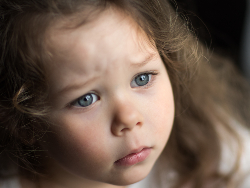 Stefan schlägt, Lisa kann nicht spielen1 - Foto iStock © Uliana Petrosian