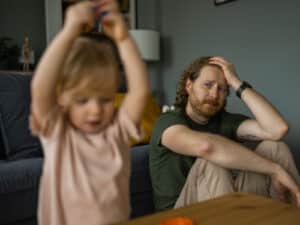 Adoption und Bindung Ein Leitfaden für Eltern traumatisierter Kinder - Foto iStock © DjelicS