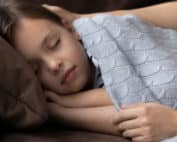 Adoption und Bindung Ein Leitfaden für Eltern traumatisierter Kinder - Foto iStock © fizkes