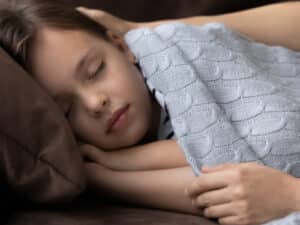 Adoption und Bindung Ein Leitfaden für Eltern traumatisierter Kinder - Foto iStock © fizkes