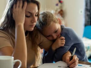 Bindungswege zu kindlichem Wohlbefinden - Foto iStock © bymuratdeniz