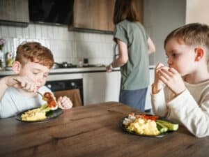 Warum Kinder zuhause ihren Frust rauslassen - Foto i Stock © elenaleonova