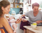 Erziehung in unserer durchdigitalisierten Gesellschaft - Foto shutterstock © Monkey Business Images